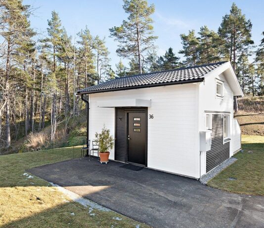 Et av Sveriges minste hus er lagt ut for salg. Vent til du ser innsiden!